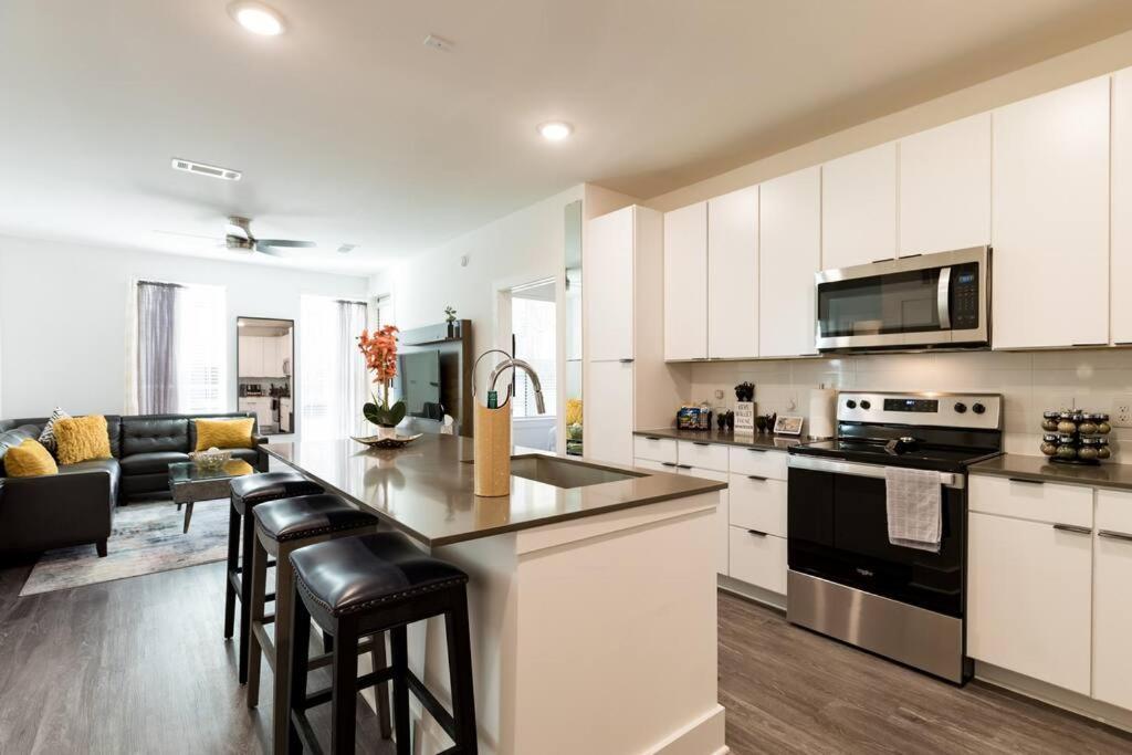 Luxury 2br 2ba Apt With Gym Pool & Free Parking *