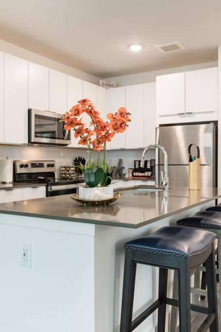 Luxury 2br 2ba Apt With Gym Pool & Free Parking *