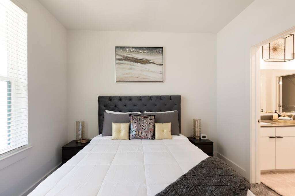 Luxury 2br 2ba Apt With Gym Pool & Free Parking *