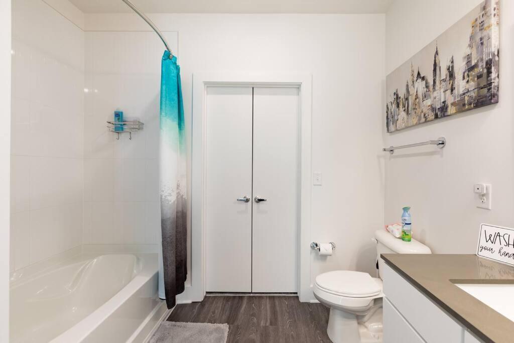 Luxury 2br 2ba Apt With Gym Pool & Free Parking Apartment