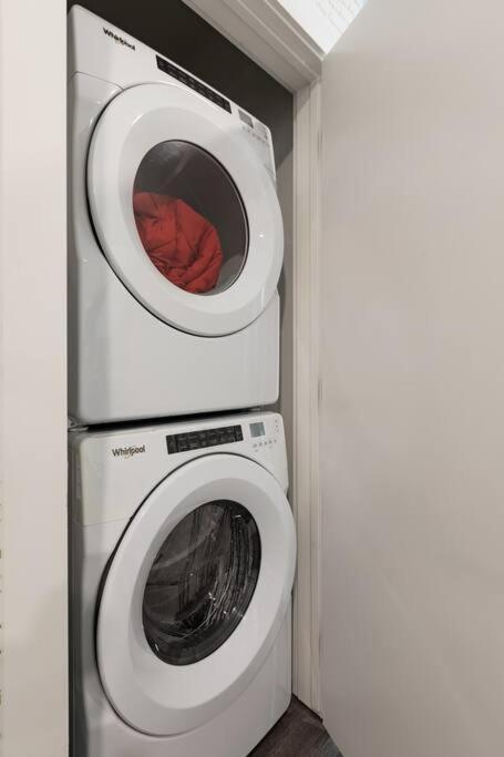Luxury 2br 2ba Apt With Gym Pool & Free Parking *