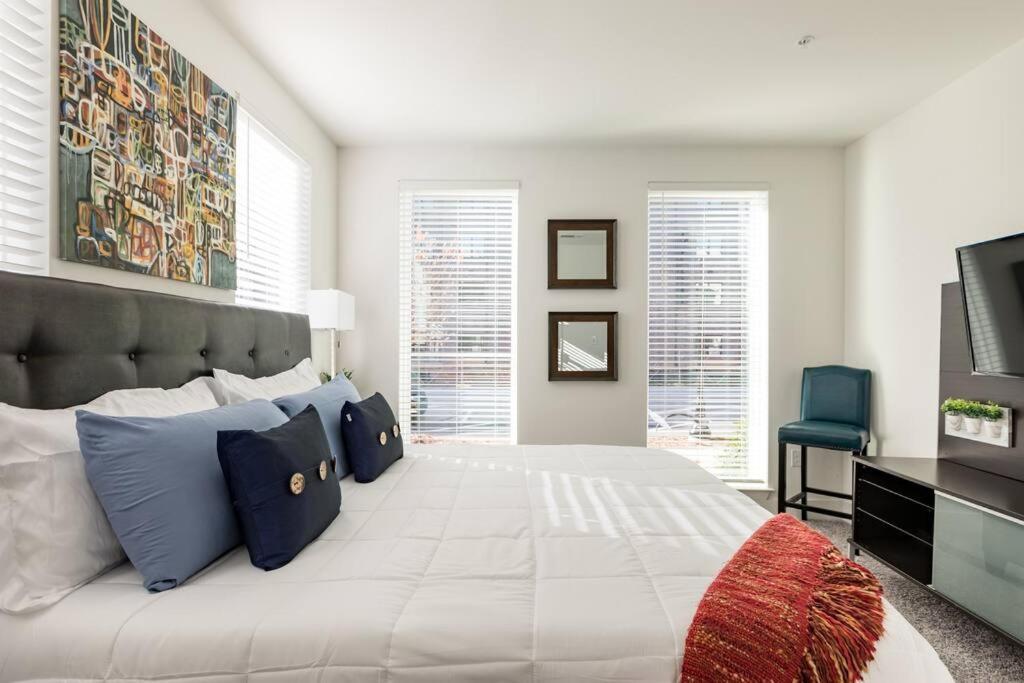 Apartment Luxury 2br 2ba Apt With Gym Pool & Free Parking *