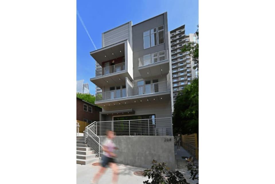 Esplanade Montane Midtown Palatial King Bed Loft Apartment