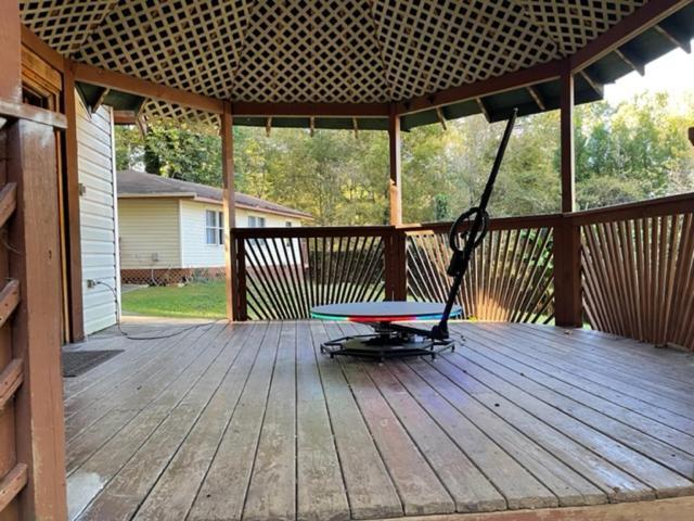 Over 1 Acre Private 3 Bedroom Home 10 Minutes From Buckhead Holiday home
