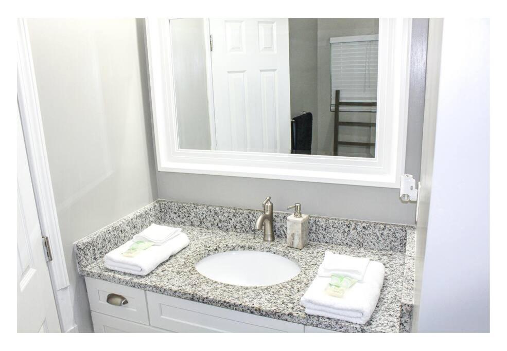 Holiday home Lovely 3br 3ba Minutes From Airport/downtown *