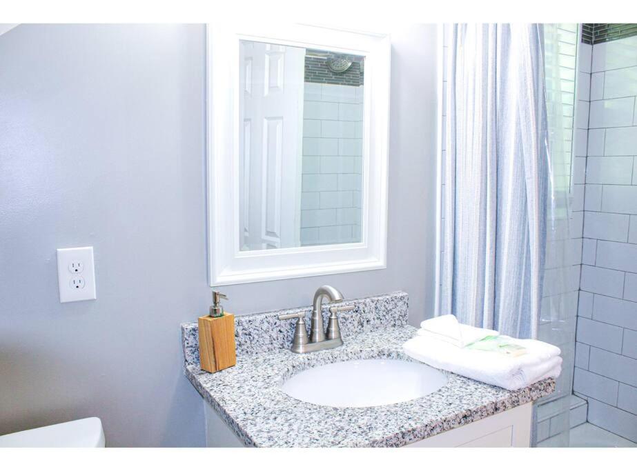 Holiday home Lovely 3br 3ba Minutes From Airport/downtown *