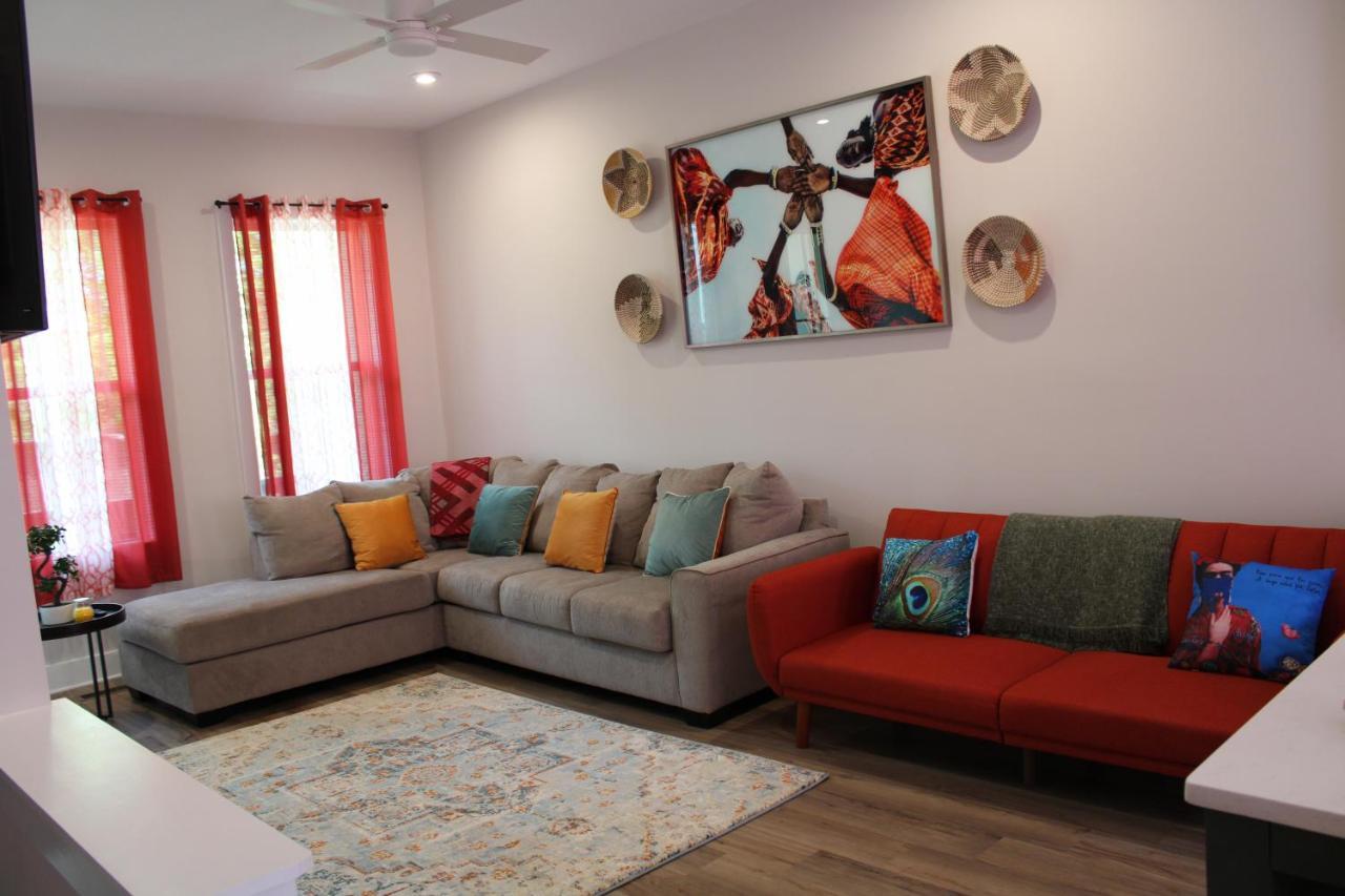 Downtown Vibrant Urban Hangout Apartment
