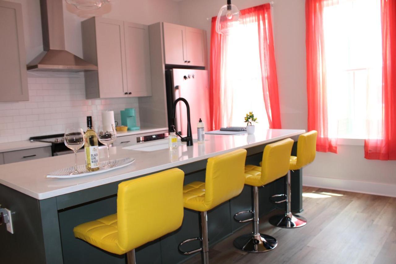 Downtown Vibrant Urban Hangout Apartment