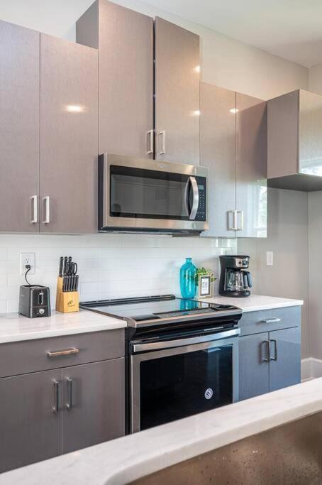 Balcony With K-bed Atl Downtown Gated Townhome 456#10 *