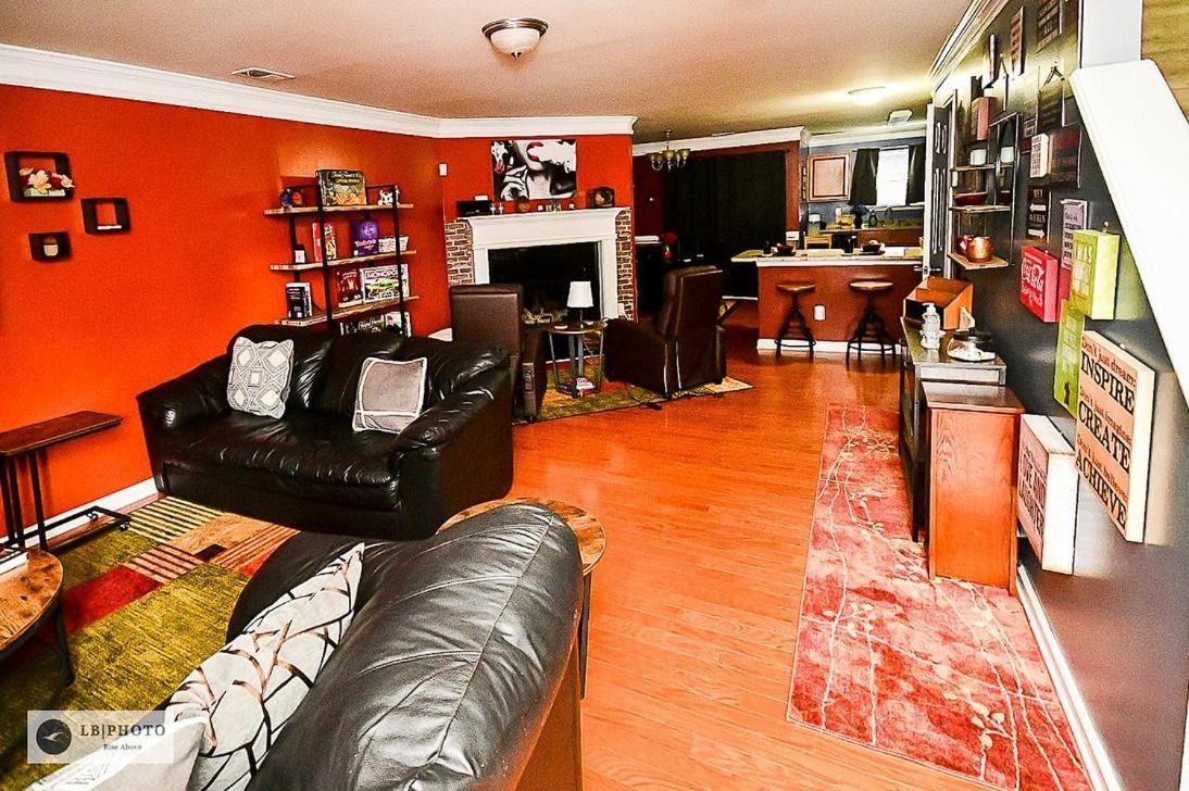 Amazing Large 3 Bed House With King Bed Less Than 10 Miles To Dtwn Holiday home *