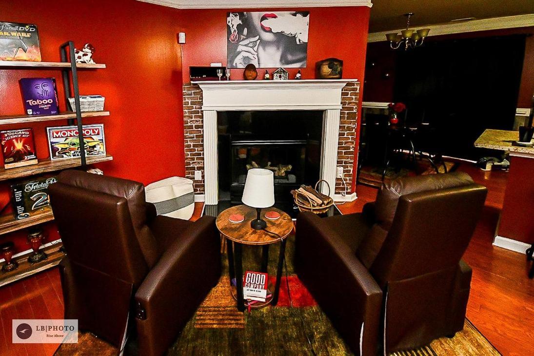 Amazing Large 3 Bed House With King Bed Less Than 10 Miles To Dtwn Holiday home *
