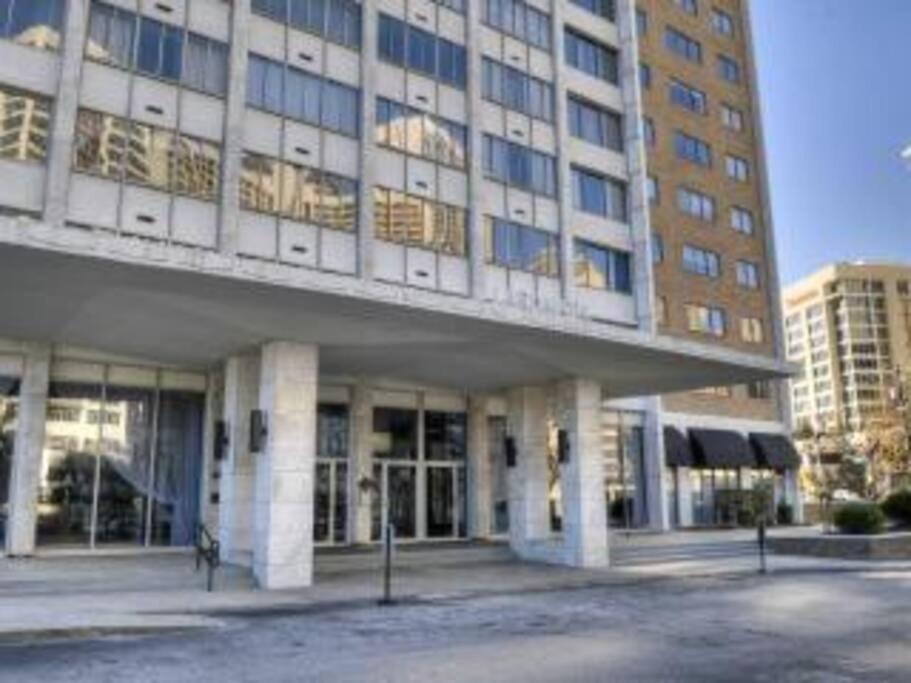 Downtown Atl W Pool King Bed Lm1k2t Holiday home Atlanta