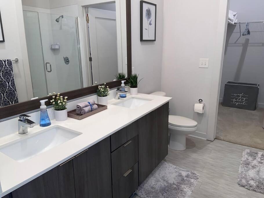 Comfy Midtown 1 Bdr W/ View And Balcony.
