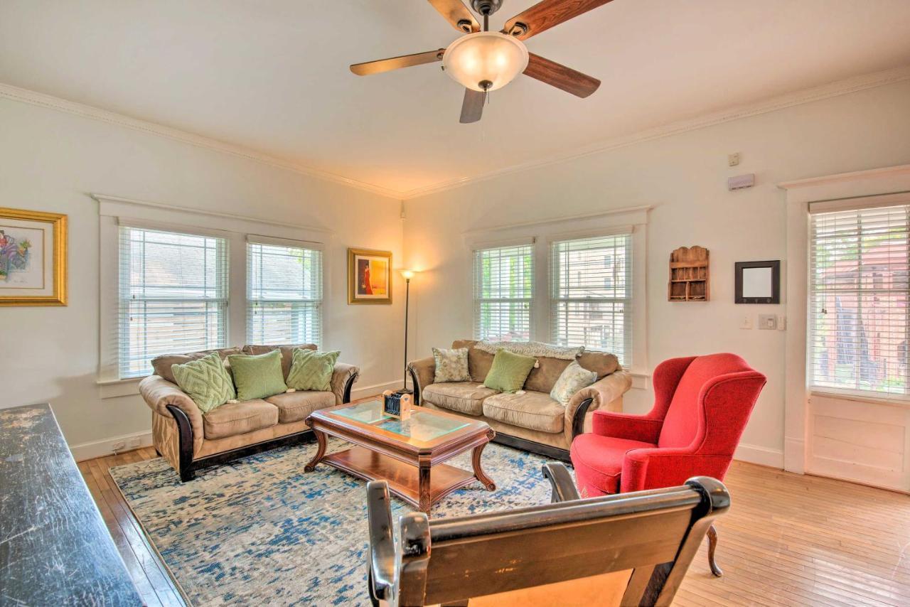 Holiday home Chic With Fire Pit - Near Midtown!