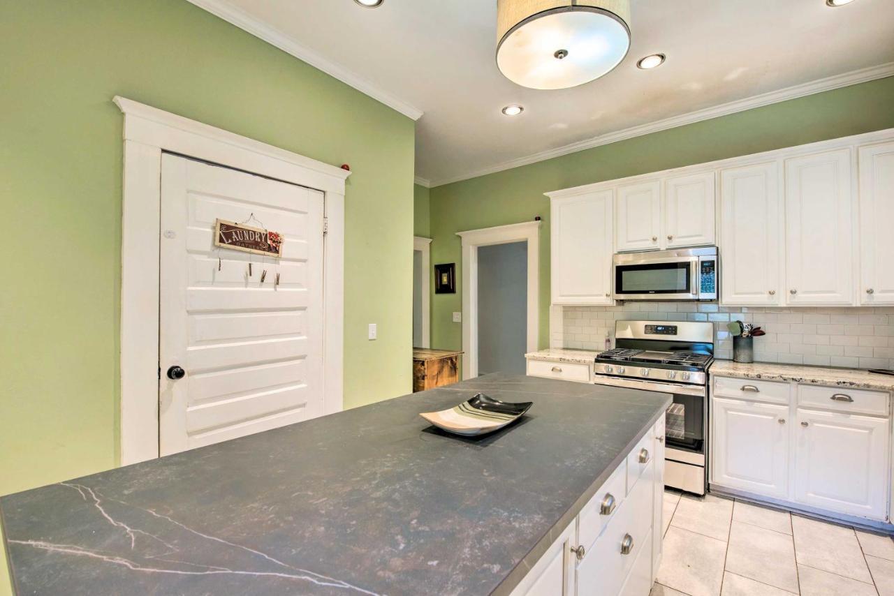 Holiday home Chic With Fire Pit - Near Midtown! *