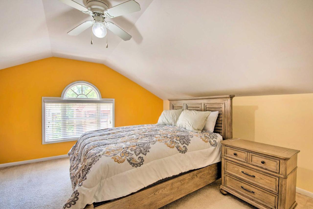 Holiday home Chic With Fire Pit - Near Midtown!