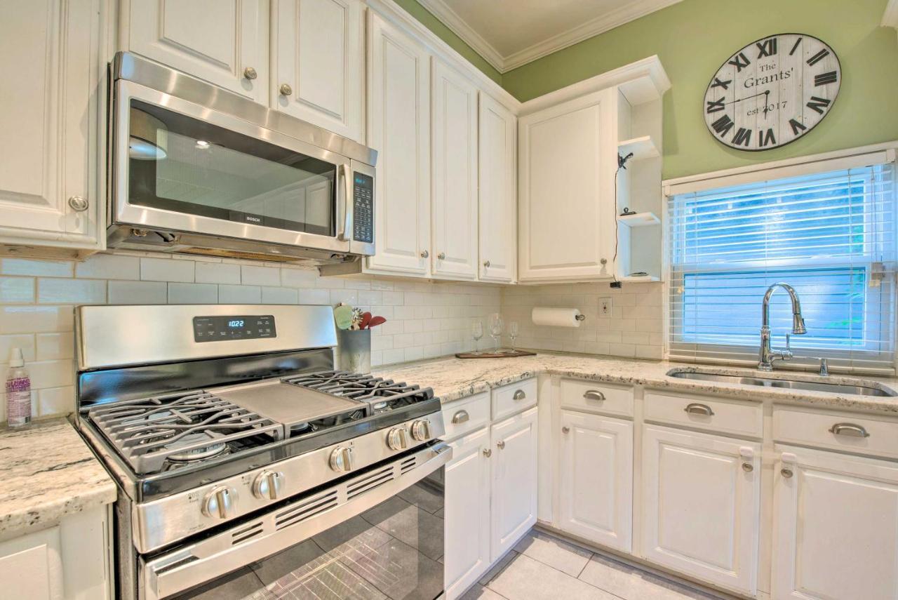 Chic With Fire Pit - Near Midtown!