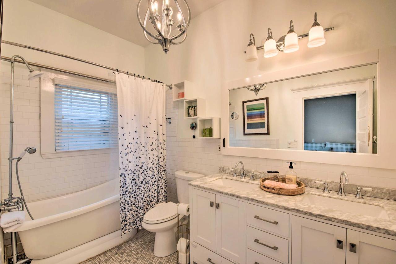 Chic With Fire Pit - Near Midtown! Holiday home
