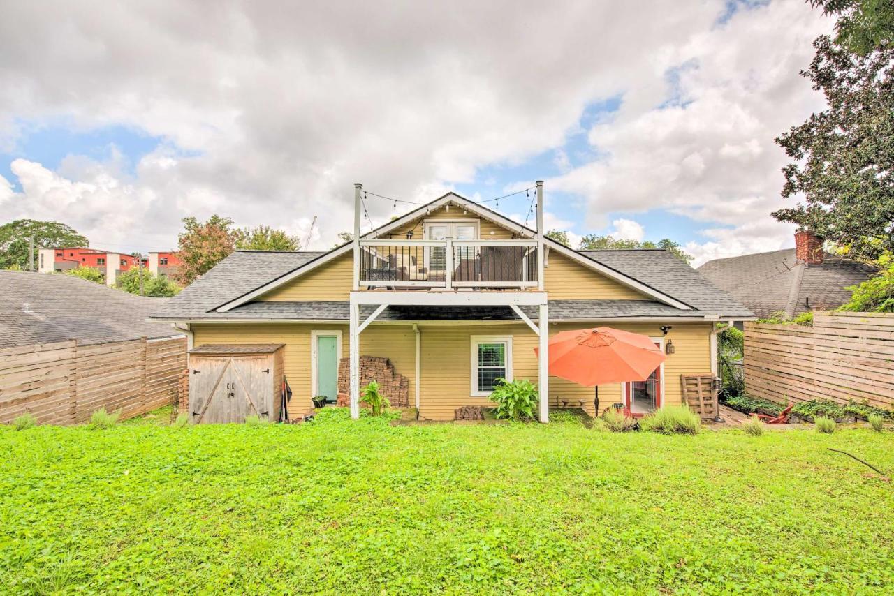 Holiday home Chic With Fire Pit - Near Midtown!