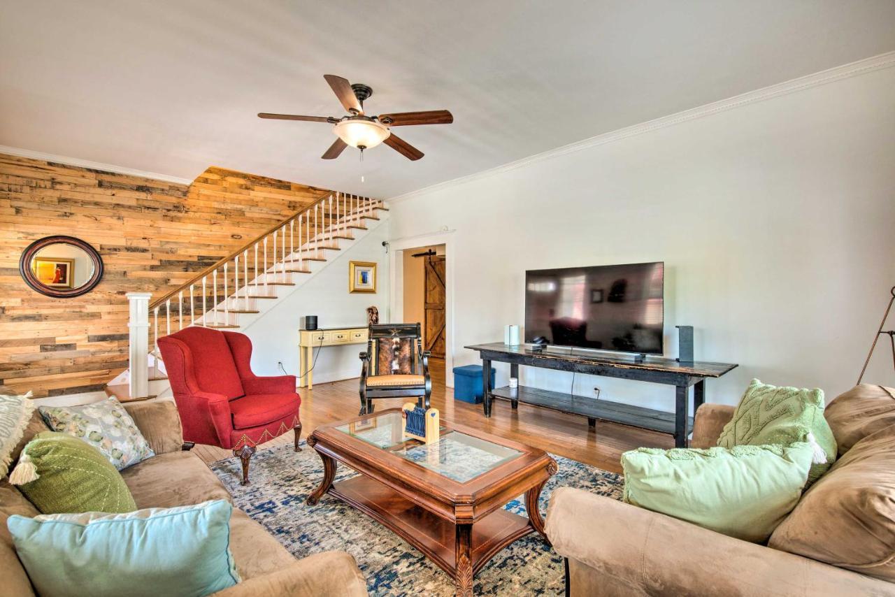 Holiday home Chic With Fire Pit - Near Midtown! *