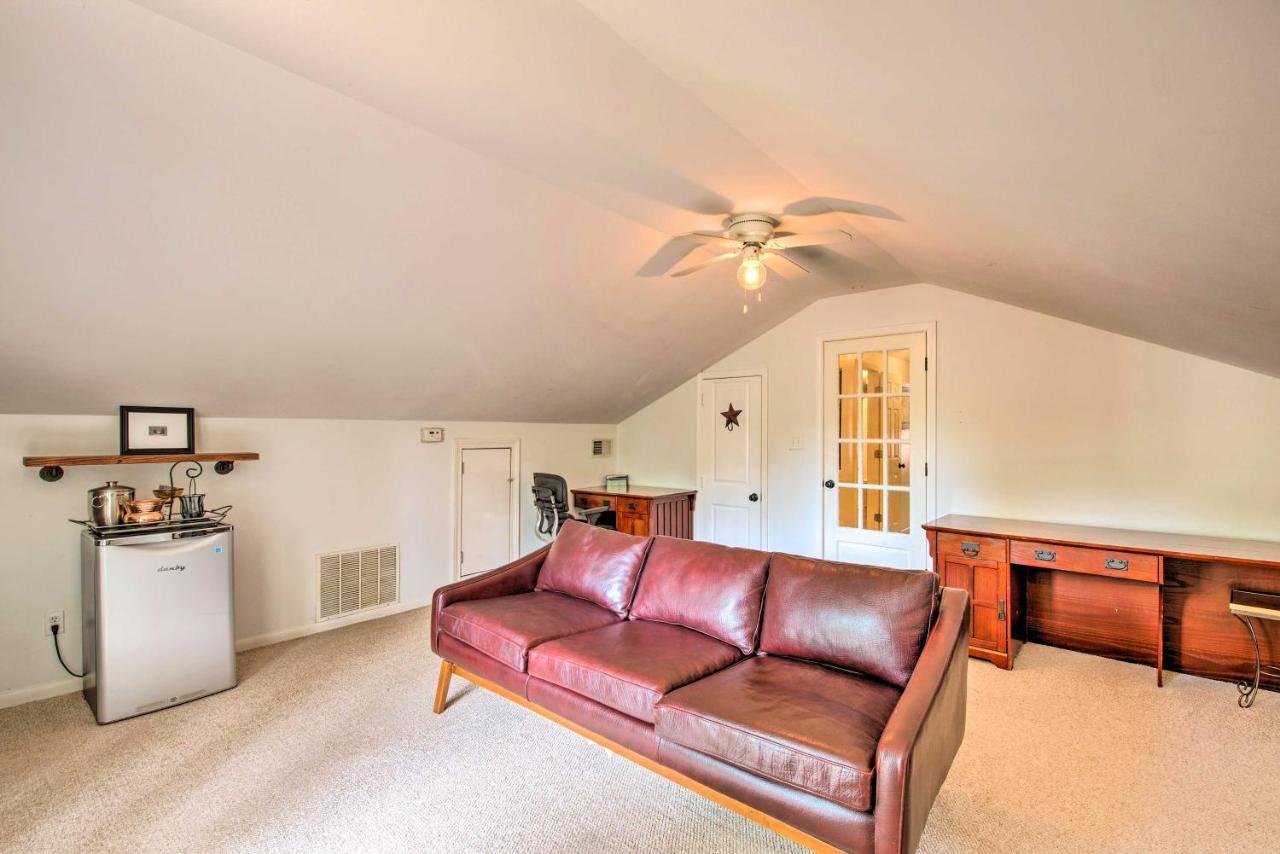 Chic With Fire Pit - Near Midtown! Holiday home *