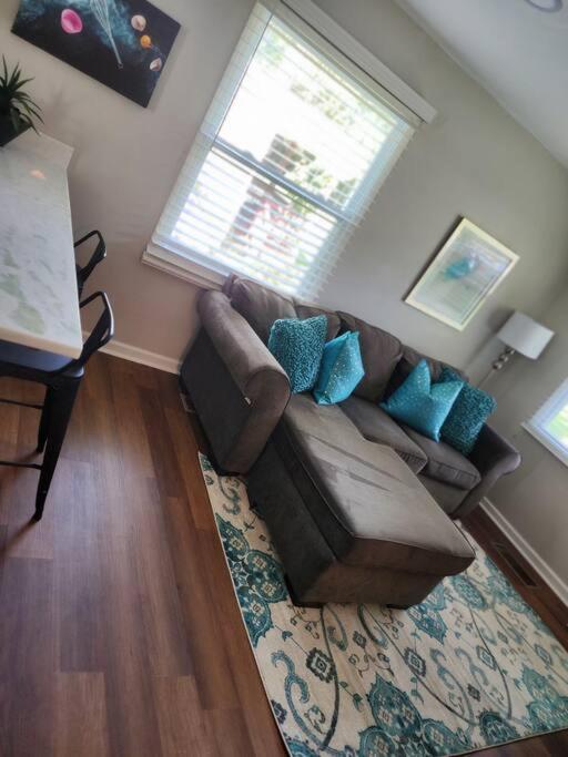 Modern 3 Bedroom 2 Bath Home-10 Mins From Airport Holiday home *
