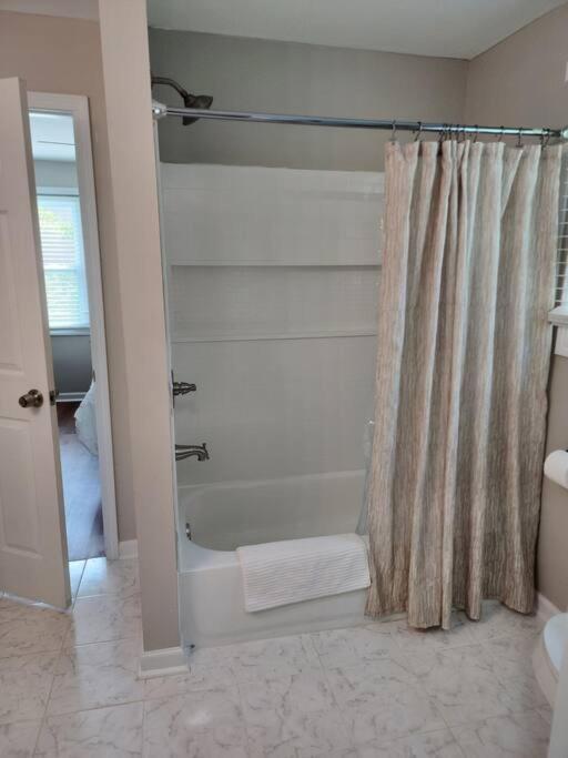 Modern 3 Bedroom 2 Bath Home-10 Mins From Airport *