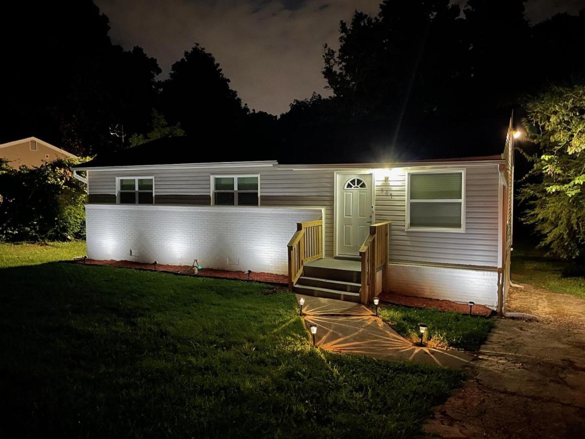 Holiday home Modern 3 Bedroom 2 Bath Home-10 Mins From Airport *