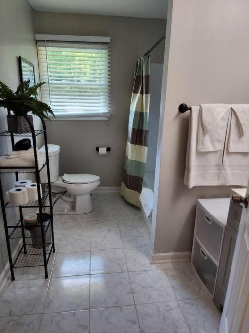 Modern 3 Bedroom 2 Bath Home-10 Mins From Airport * Atlanta