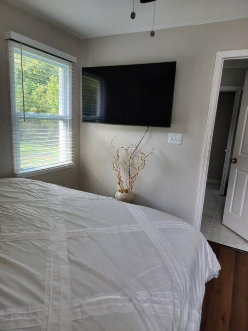 Modern 3 Bedroom 2 Bath Home-10 Mins From Airport