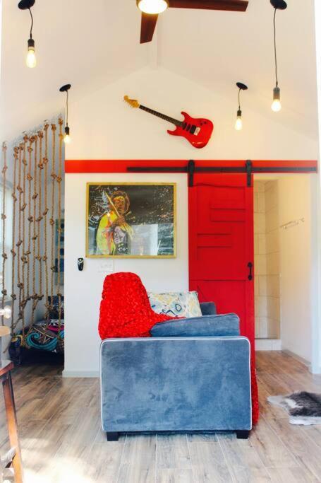 The Hendrix Tiny House - 8 Mins To Airport!!! Holiday home