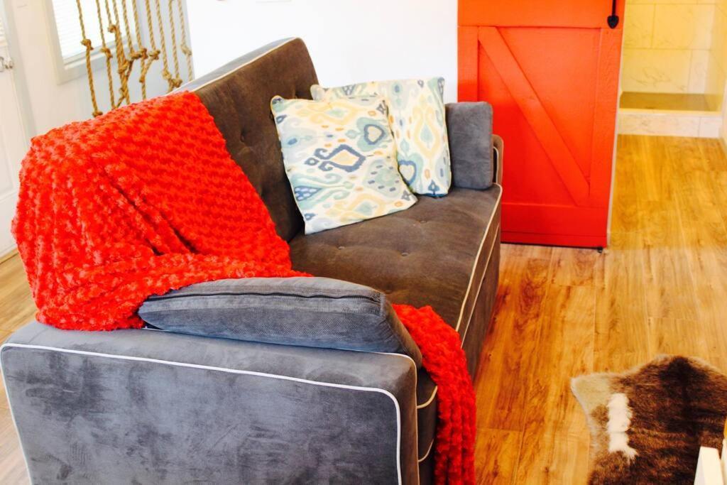 The Hendrix Tiny House - 8 Mins To Airport!!!