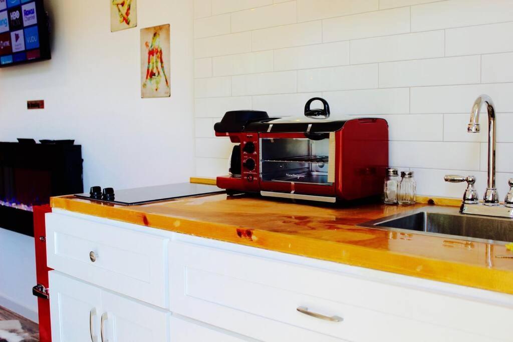 Holiday home The Hendrix Tiny House - 8 Mins To Airport!!! *