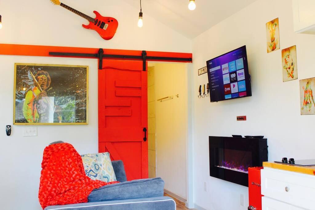 The Hendrix Tiny House - 8 Mins To Airport!!! Holiday home