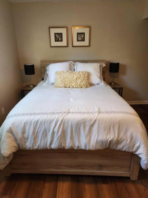 Modern 3 Bedroom 2 Bath Home-10 Mins From Airport Holiday home