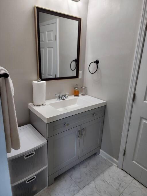 Modern 3 Bedroom 2 Bath Home-10 Mins From Airport Holiday home *
