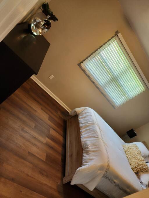 Modern 3 Bedroom 2 Bath Home-10 Mins From Airport *