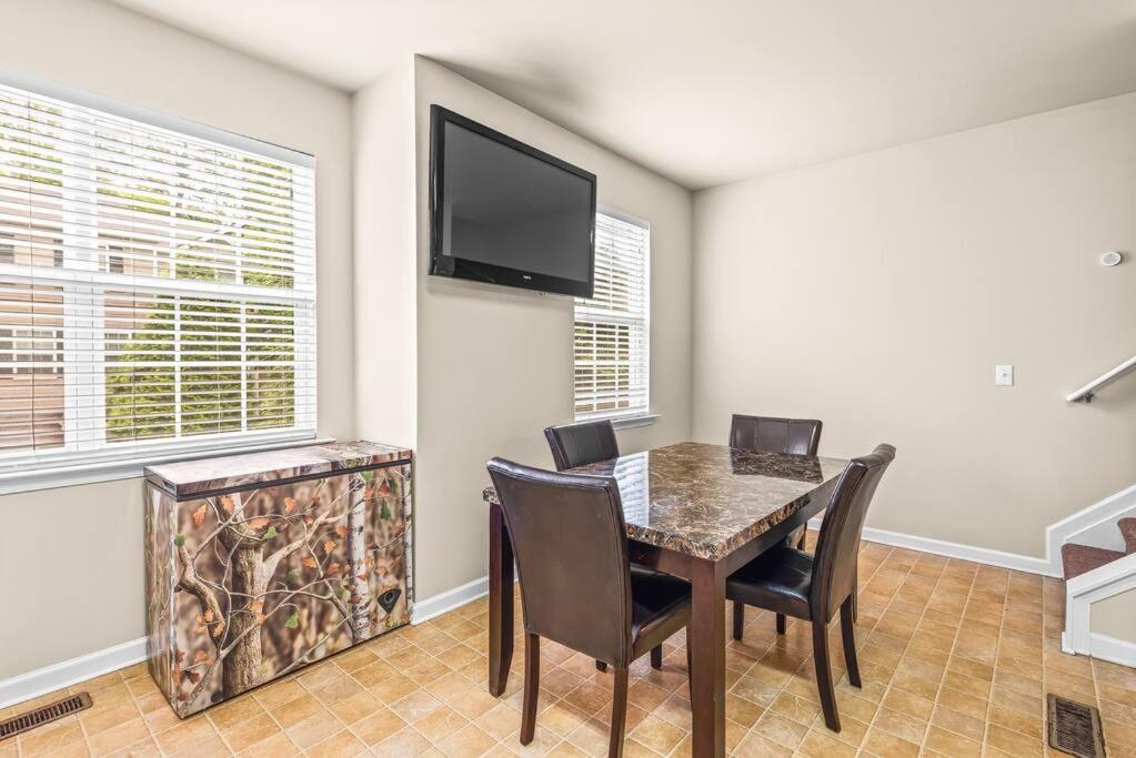 Charming Multilevel 4 Bedroom Townhouse Apartment *