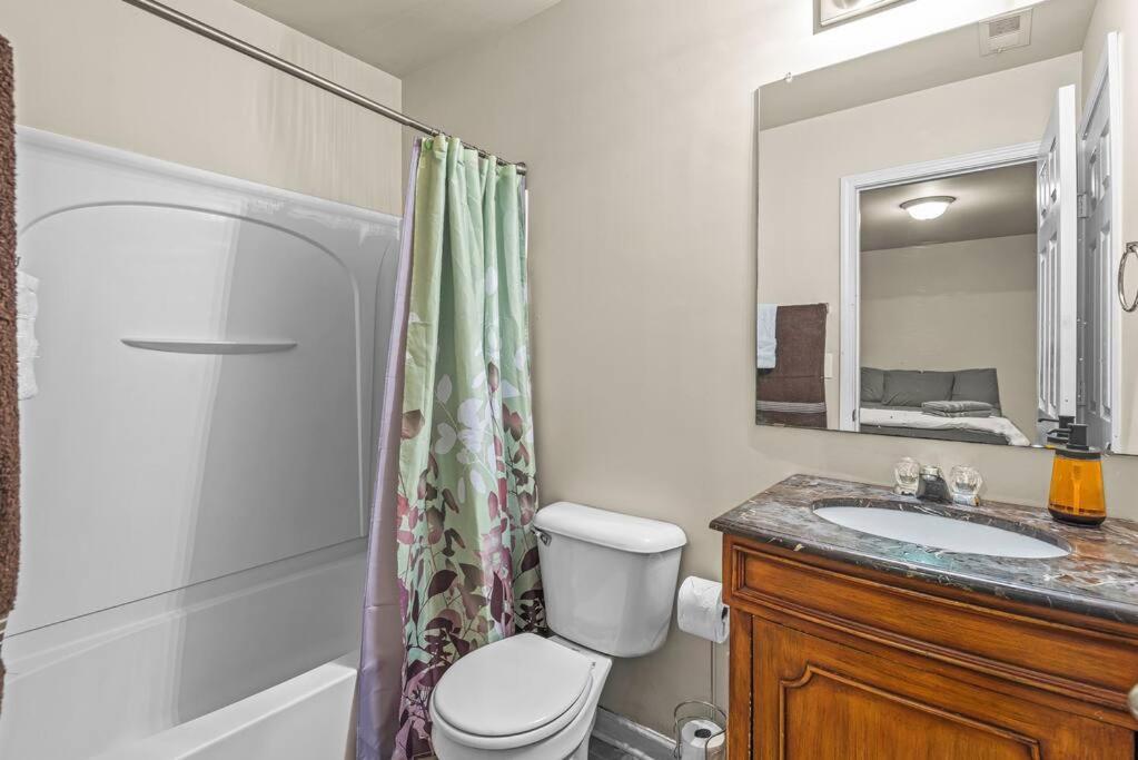 Charming Multilevel 4 Bedroom Townhouse Apartment *