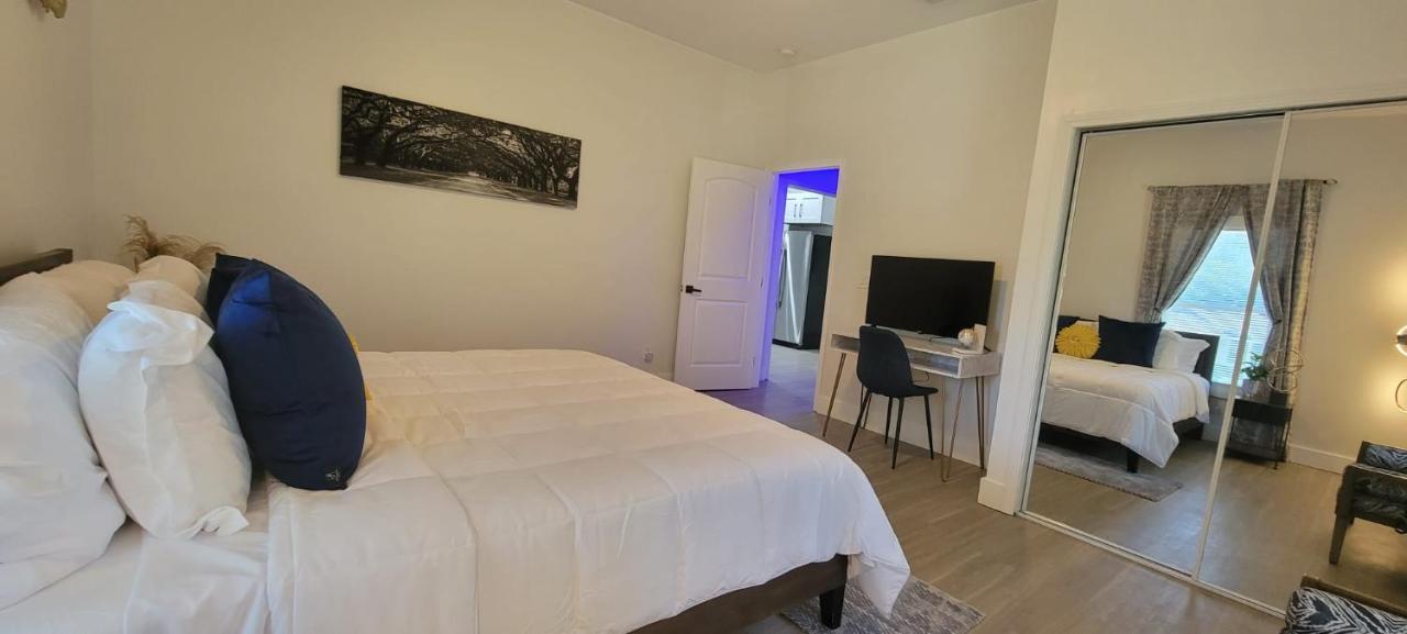 Serenity-2br Away From Home. 6 Min From Atl Airport Villa Atlanta