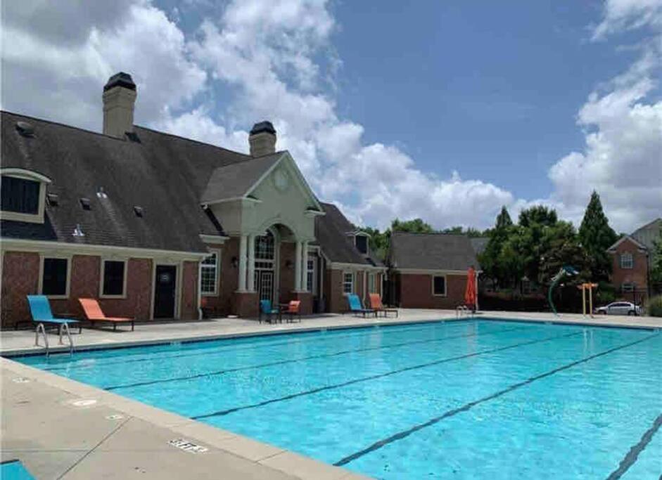 Apartment Charming Multilevel 4 Bedroom Townhouse *