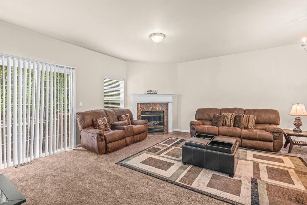 Apartment Charming Multilevel 4 Bedroom Townhouse *