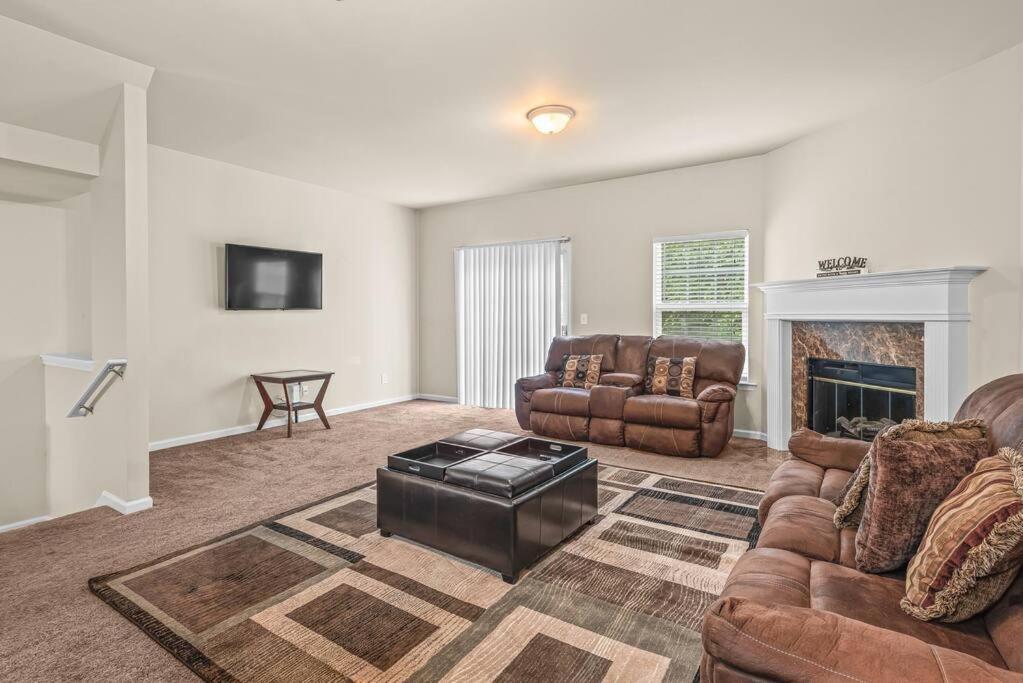 Charming Multilevel 4 Bedroom Townhouse Apartment *