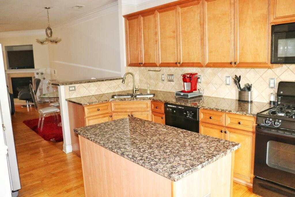 Gorgeous Downtown Ideal For Long Term Stays Holiday home