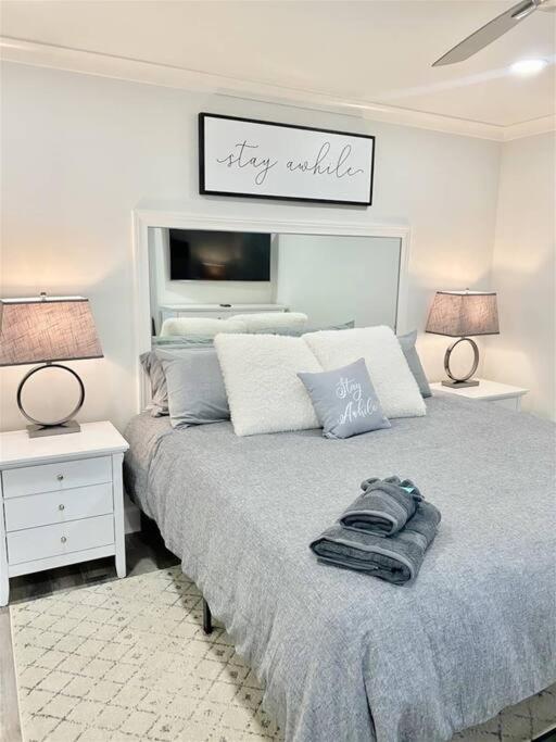 Downtown! 24h Concierge! Private Balcony! Highrise Views Apartment *