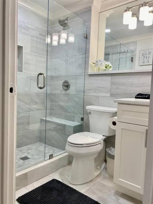 Downtown! 24h Concierge! Private Balcony! Highrise Views Apartment
