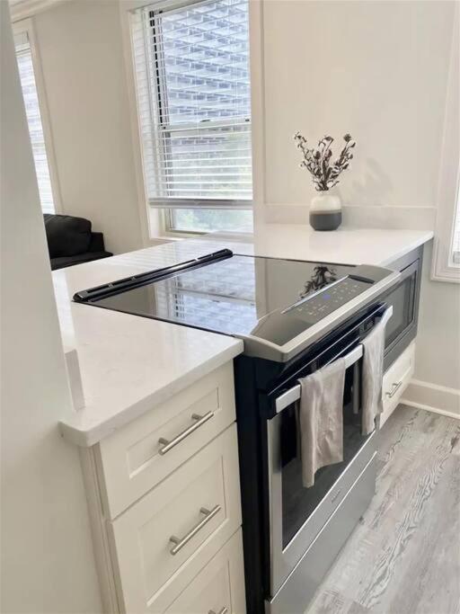 Downtown! 24h Concierge! Private Balcony! Highrise Views