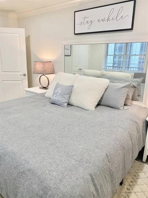 Downtown! 24h Concierge! Private Balcony! Highrise Views Apartment