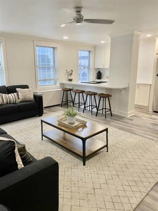 Apartment Downtown! 24h Concierge! Private Balcony! Highrise Views *