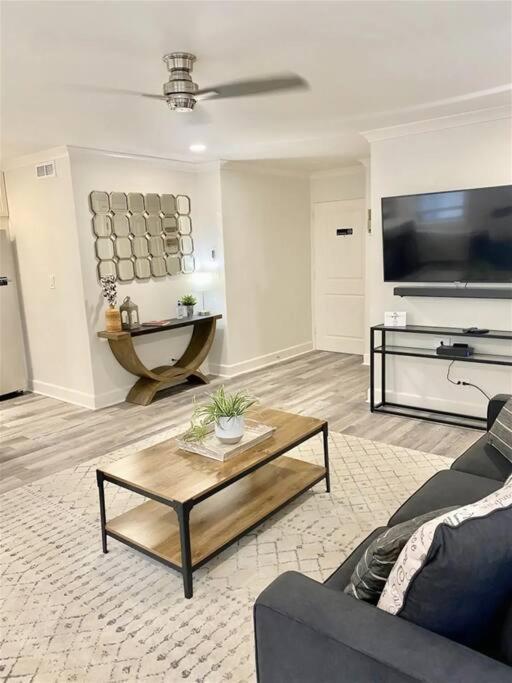 Downtown! 24h Concierge! Private Balcony! Highrise Views * Atlanta
